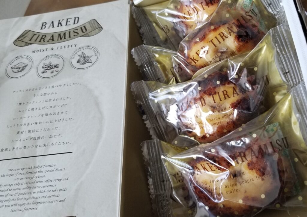 贈り物に最適な洋菓子ブランド「シーキューブ（C3）」の焼きティラミスとブランドロゴ入りの箱