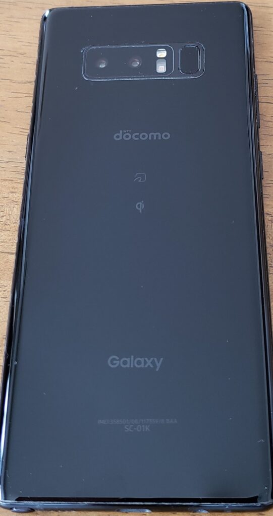 長年愛用してきた傷や使用感のあるGalaxy Note8のカメラレンズがある裏面