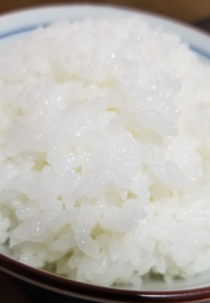 東芝炊飯器で炊きたてのご飯を茶碗に入れてご飯が美味しそうな画像