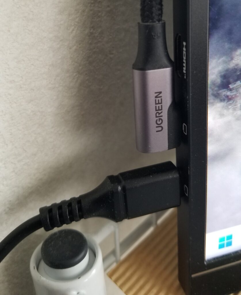 ARZOPA Z1RCに映像用と給電用のUSB Type-Cケーブルを接続した様子