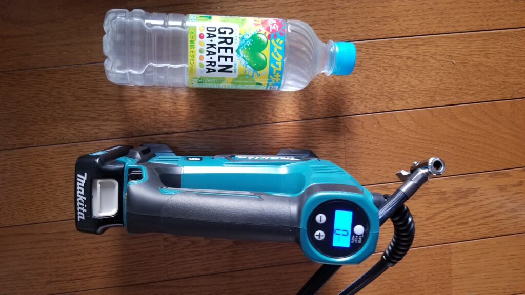 マキタ MP100DZと500mlペットボトルのサイズ比較
