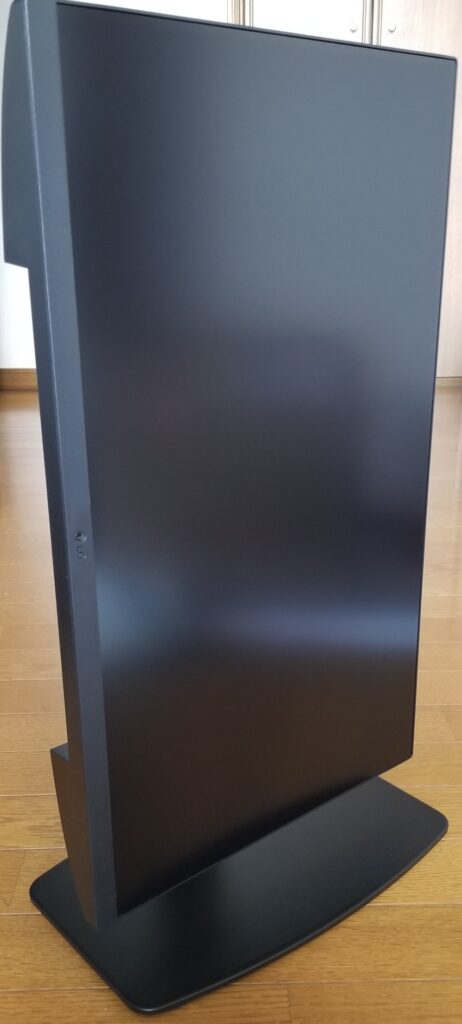 LG 24U631A-Bを縦置きした状態