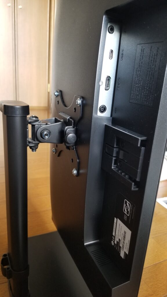 LG 24U631A-BをVESA対応スタンドへ取り付けた後ろの状態