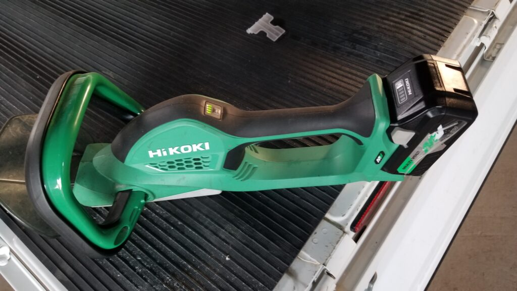 HiKOKIのコードレス植木バリカンCH3656DAの本体全体像。マルチボルトバッテリーを装着した状態の実機写真。