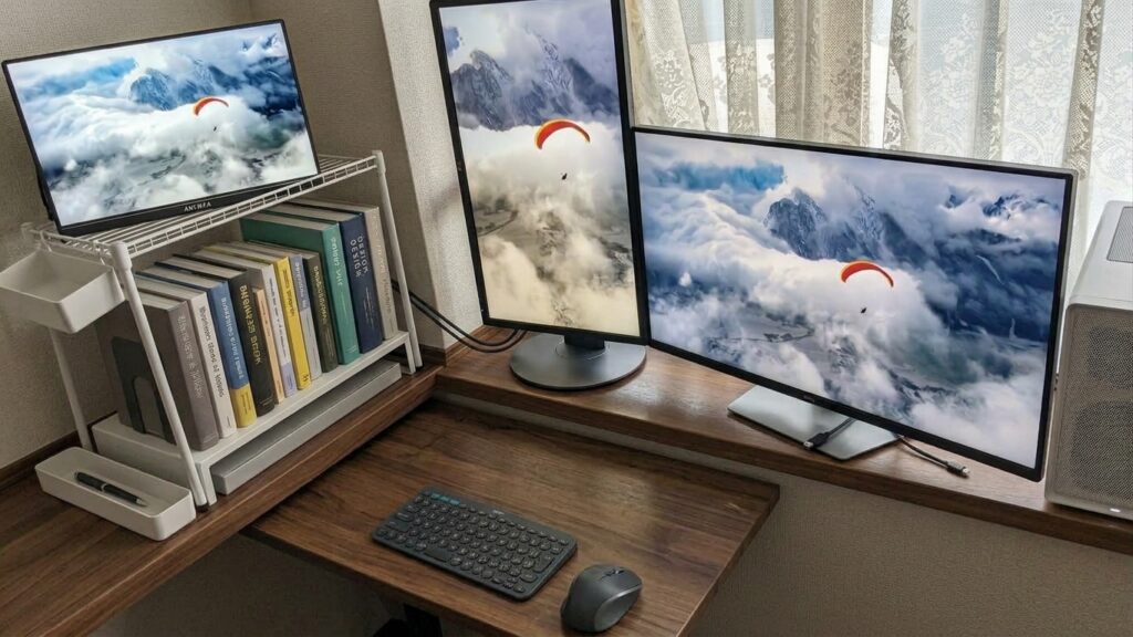 縦(LG)と横(Dell)の据え置きモニター2台、ARZOPA Z1RCモバイルモニターを組み合わせた3画面デスク環境